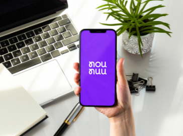 Une maman remplit une demande sur son téléphone